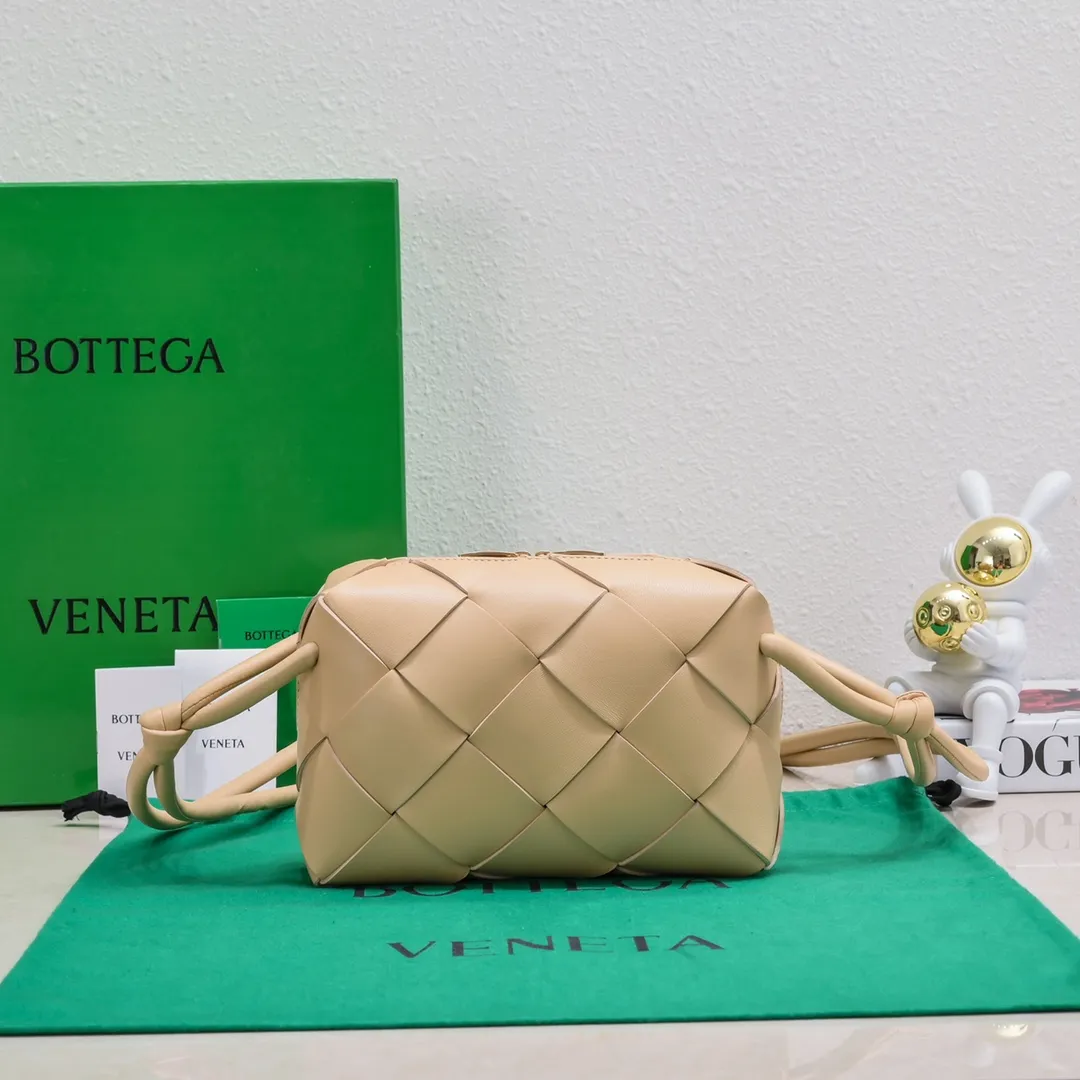 Batch 1360 #BV New Cassette camera bag📷Classic sheepskin woven material, matte texture, soft and delicate, high-end fashionable and unobtrusive. Clever handwork makes its structure very three-dimensional, so it also brings a large capacity, the bag body is very simple and attractive, giving everyone a fashionable and interesting visual experience. Zipper opening and closing, practical, lightweight when carried on the body, and the upper body has an American feel and is a bit playful and cute [Hey ha] Size: 22x14x10, Model: 6600#